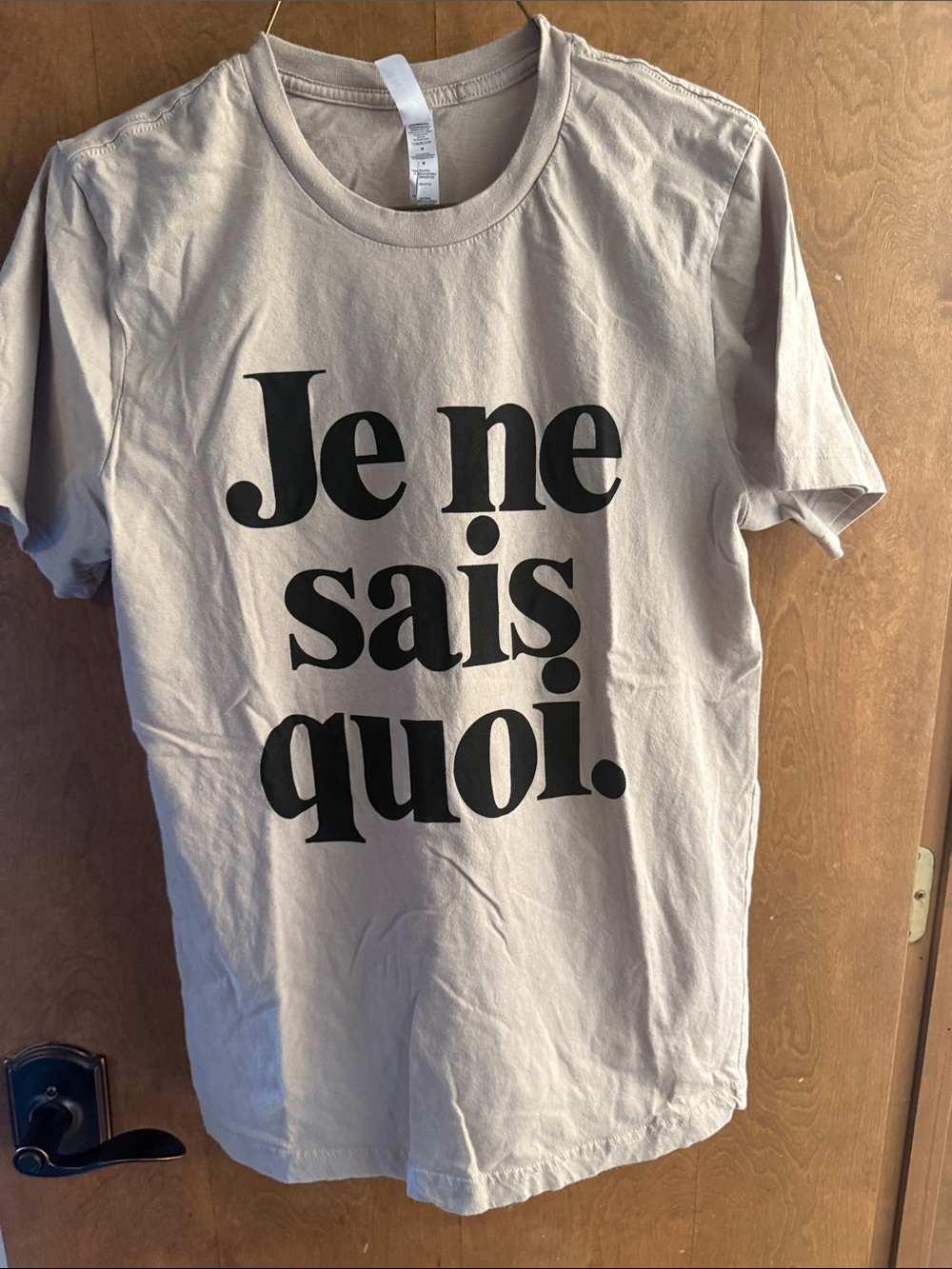 Canvas Cream Graphic Tee - "Je ne sais quoi."